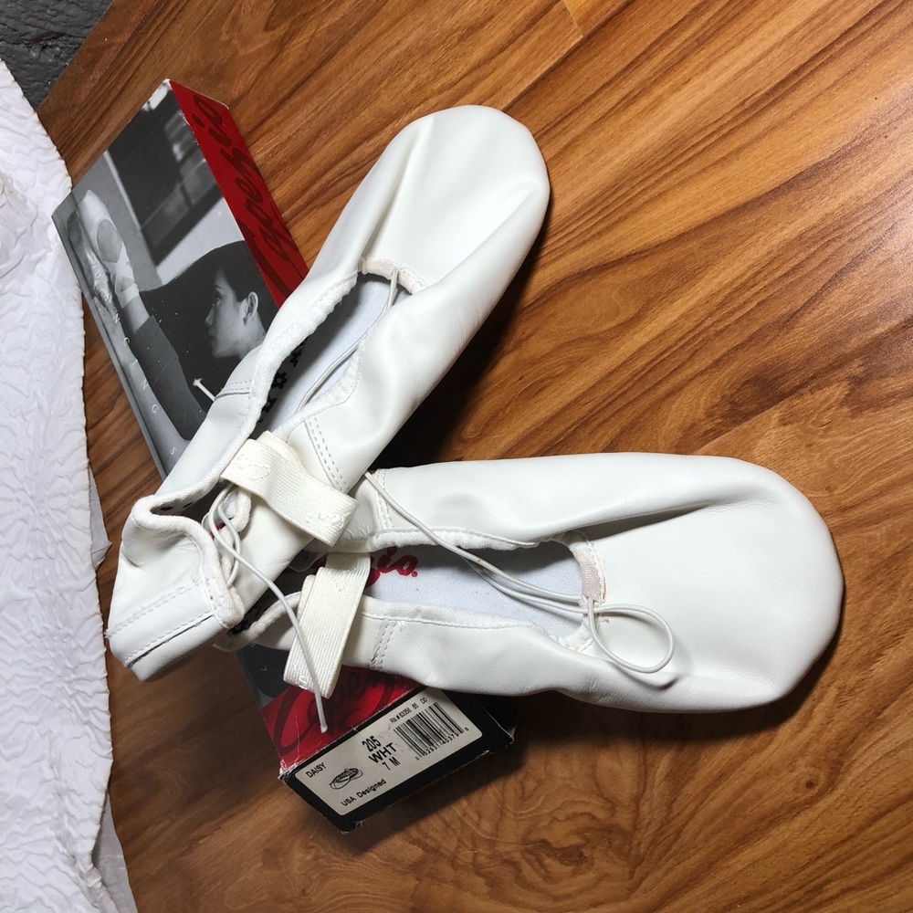 Capezio 'Daisy' white leather ballet shoe sz 7M